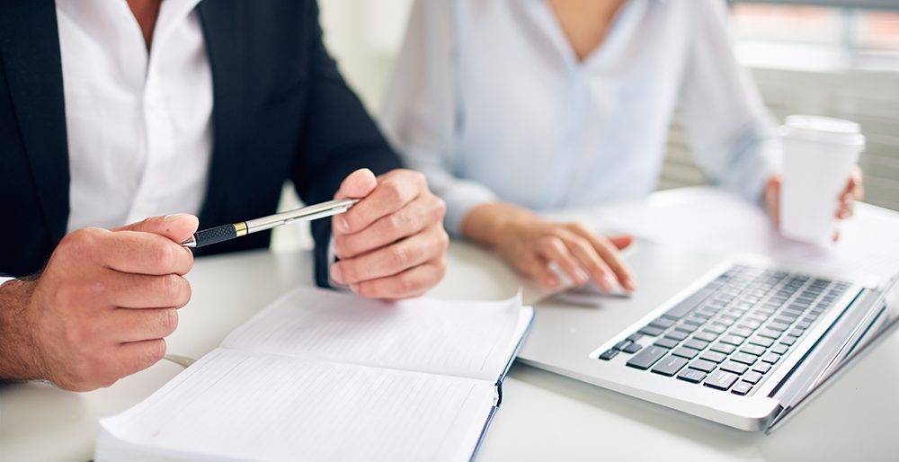 Ein Beamter lässt sich zur Diensthaftpflichtversicherung beraten