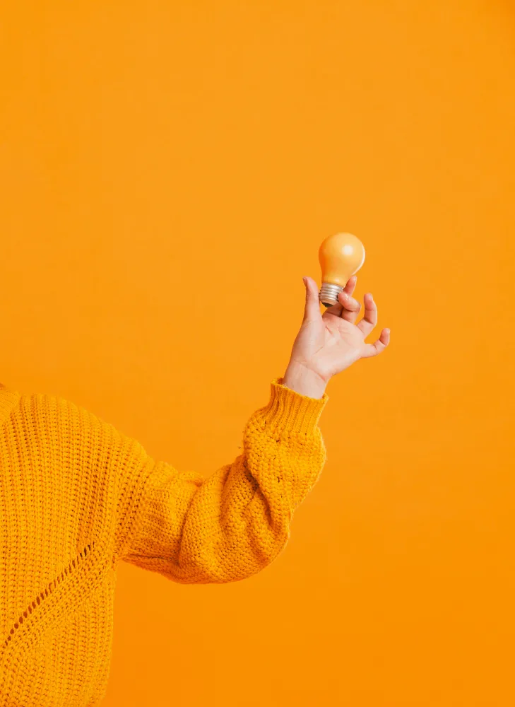 Hand hält Glühbirne