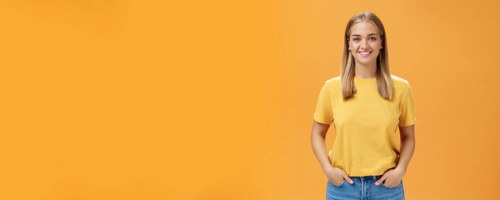 Junge blonde Frau lächelt in Kamera