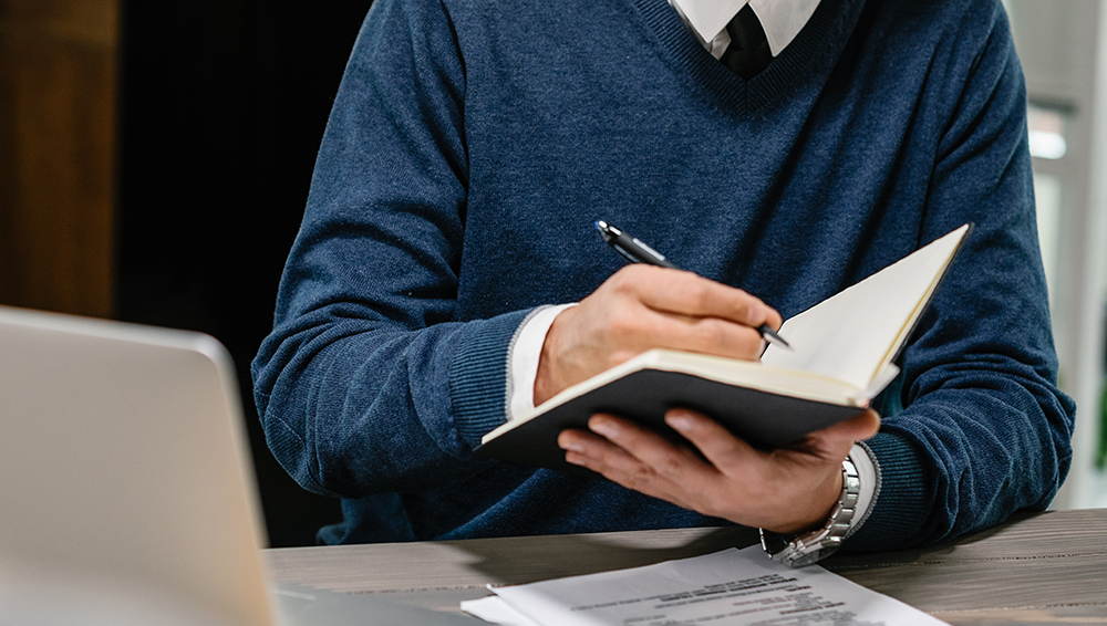 Ein Polizist informiert sich über die kleine Anwartschaft