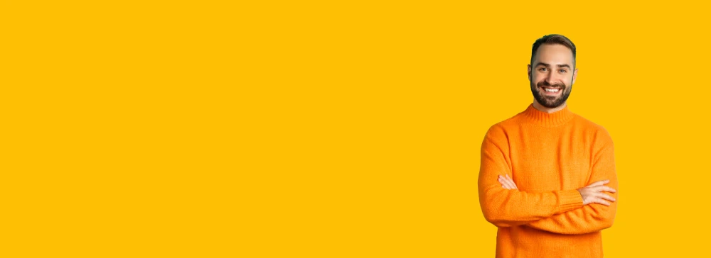 Mann lächelt in Kamera